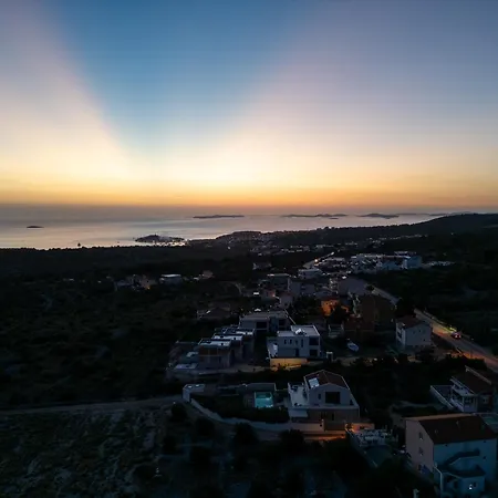 فيلة Golden Shine-primosten Primošten